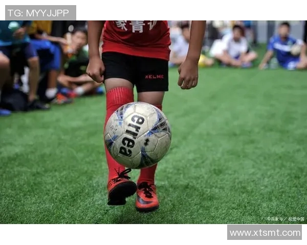 颠球视频挑战赛展现足球技巧与创意玩法的精彩瞬间 颠球视频挑战赛展现足球技巧与创意玩法的精彩瞬间