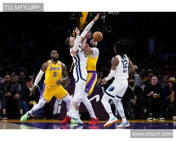 湖人与灰熊的精彩对决分析及球员表现点评